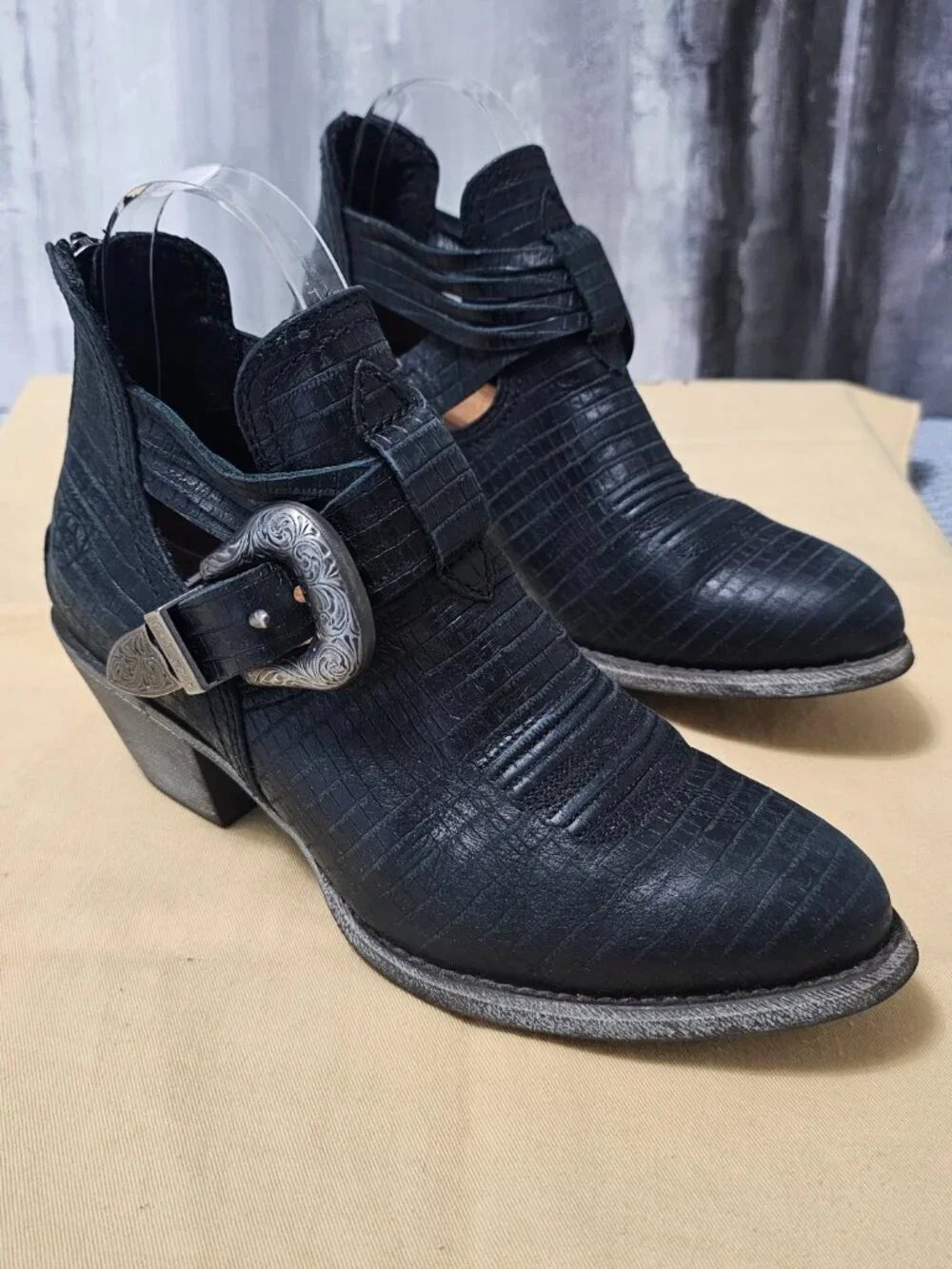 Ariat Western Booties Black Leather Snake Print Silver Buckle Women’s Size 6.5 - Picture 2 of 7